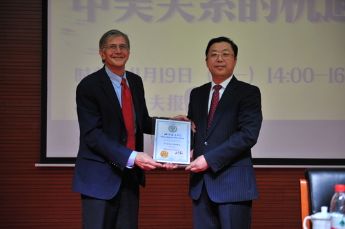 我校刘利校长为詹姆斯·斯坦伯格教授办法荣誉教授聘书 我校刘利校长为詹姆斯·斯坦伯格教授办法荣誉教授聘书