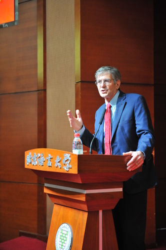 詹姆斯·斯坦伯格教授做现场报告 詹姆斯·斯坦伯格教授做现场报告